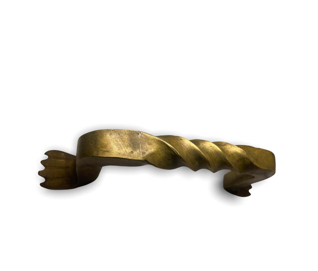 Jaladera bronce con detalle de relieve