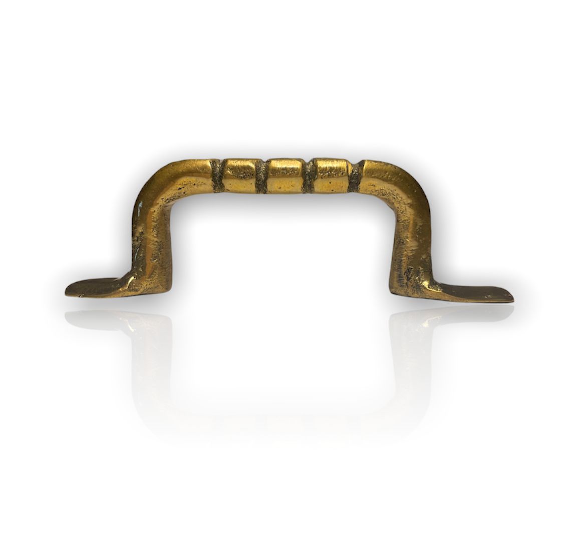 Jaladera de bronce tradicional con líneas