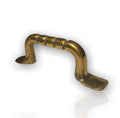 Jaladera de bronce tradicional con líneas