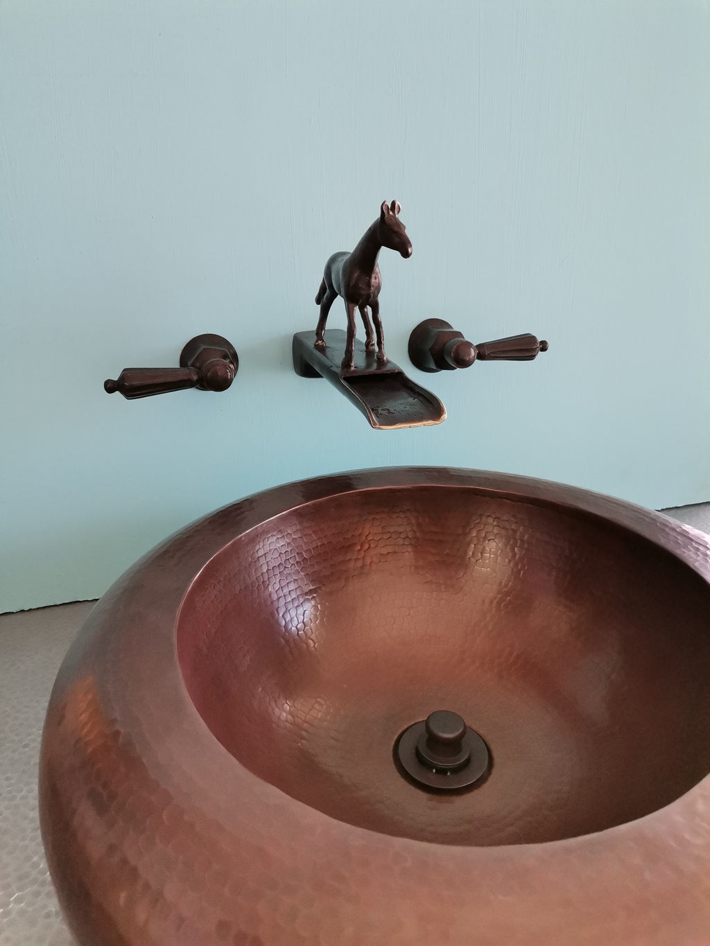 Caballo Erguido Con Cascada