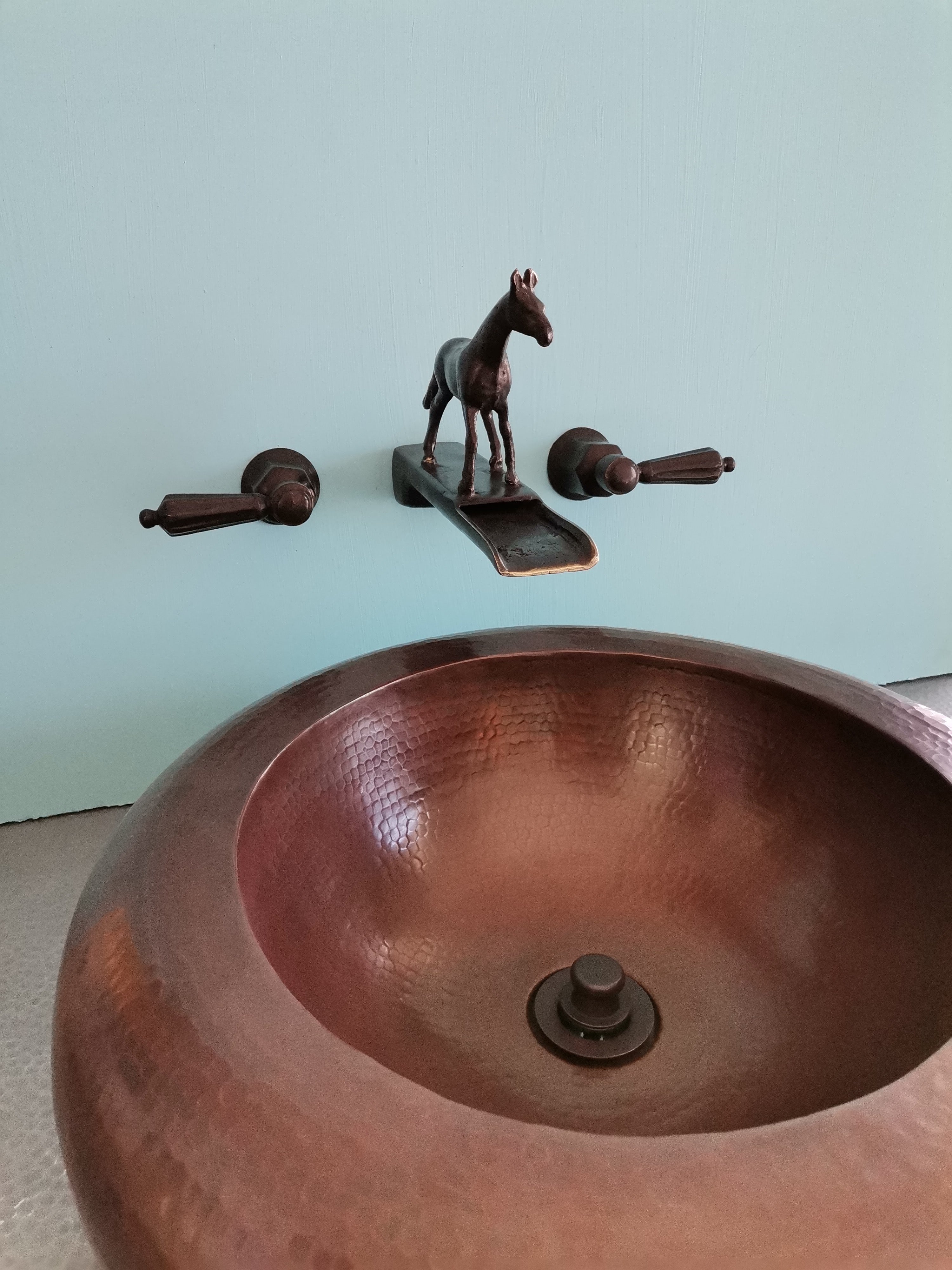 Caballo Erguido Con Cascada