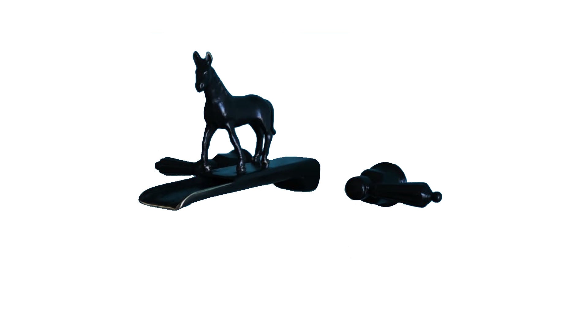 Caballo Erguido Con Cascada